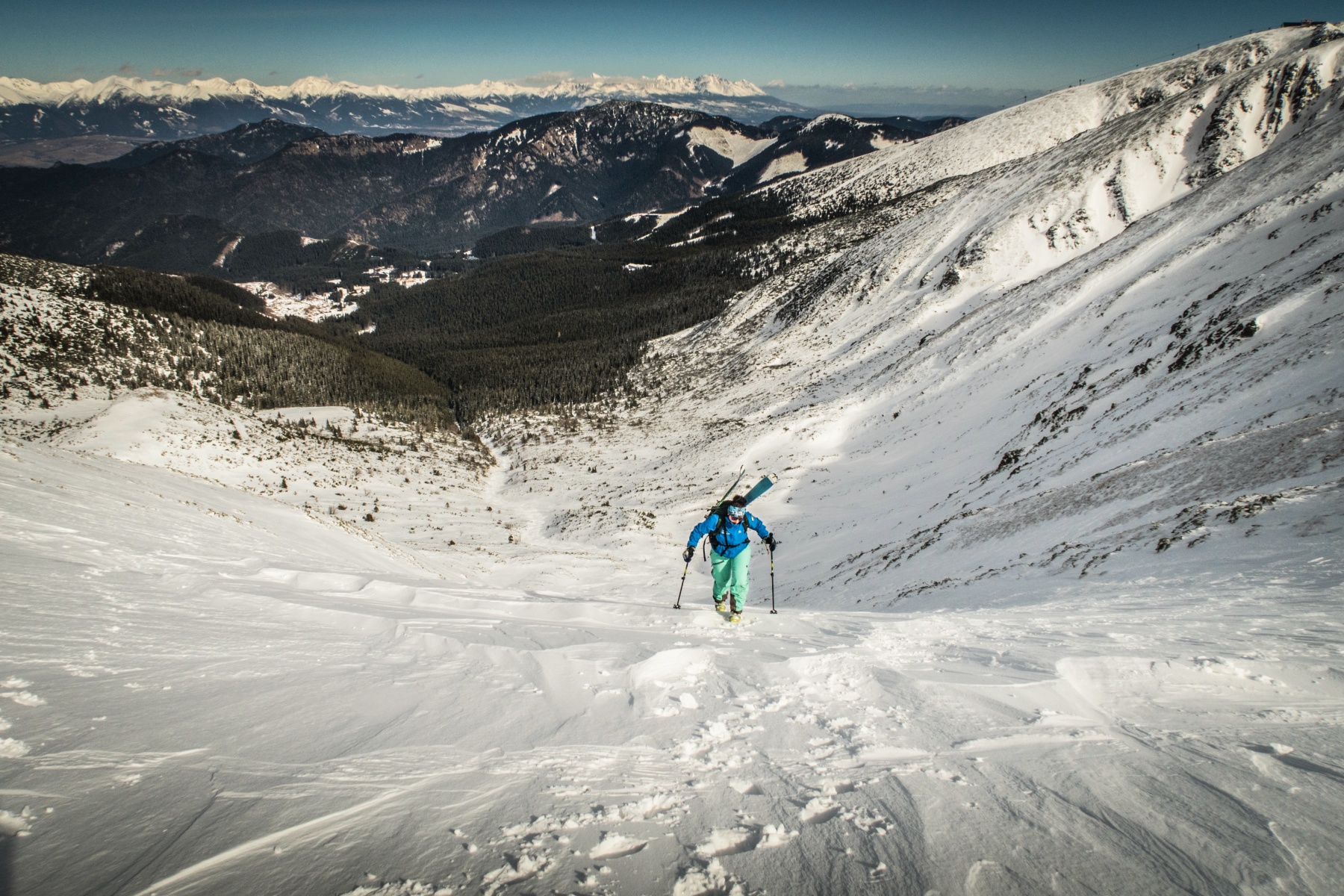Ski tour w zimowych górach