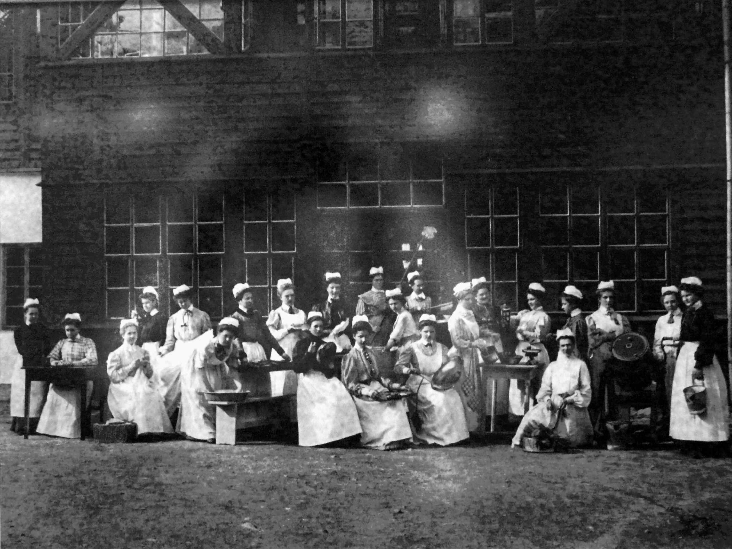 Students of the School of Domestic Work for Women in Kuźnice, 1907–1908. Historical photograph by Henryk Schabenbeck.