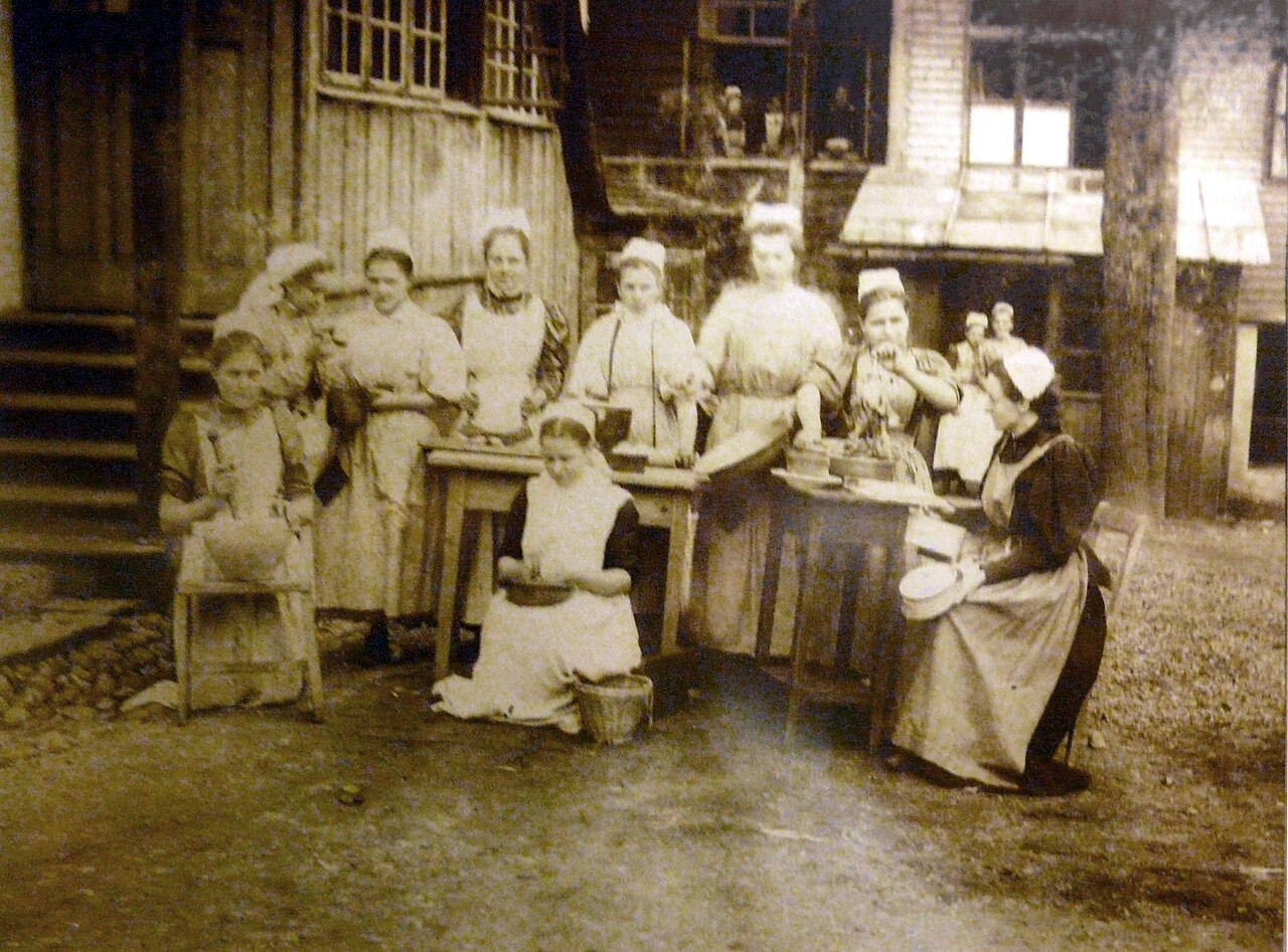 Students of the School of Domestic Work for Women, c. 1905–1911. Henryk Schabenbeck / Stefa studio.