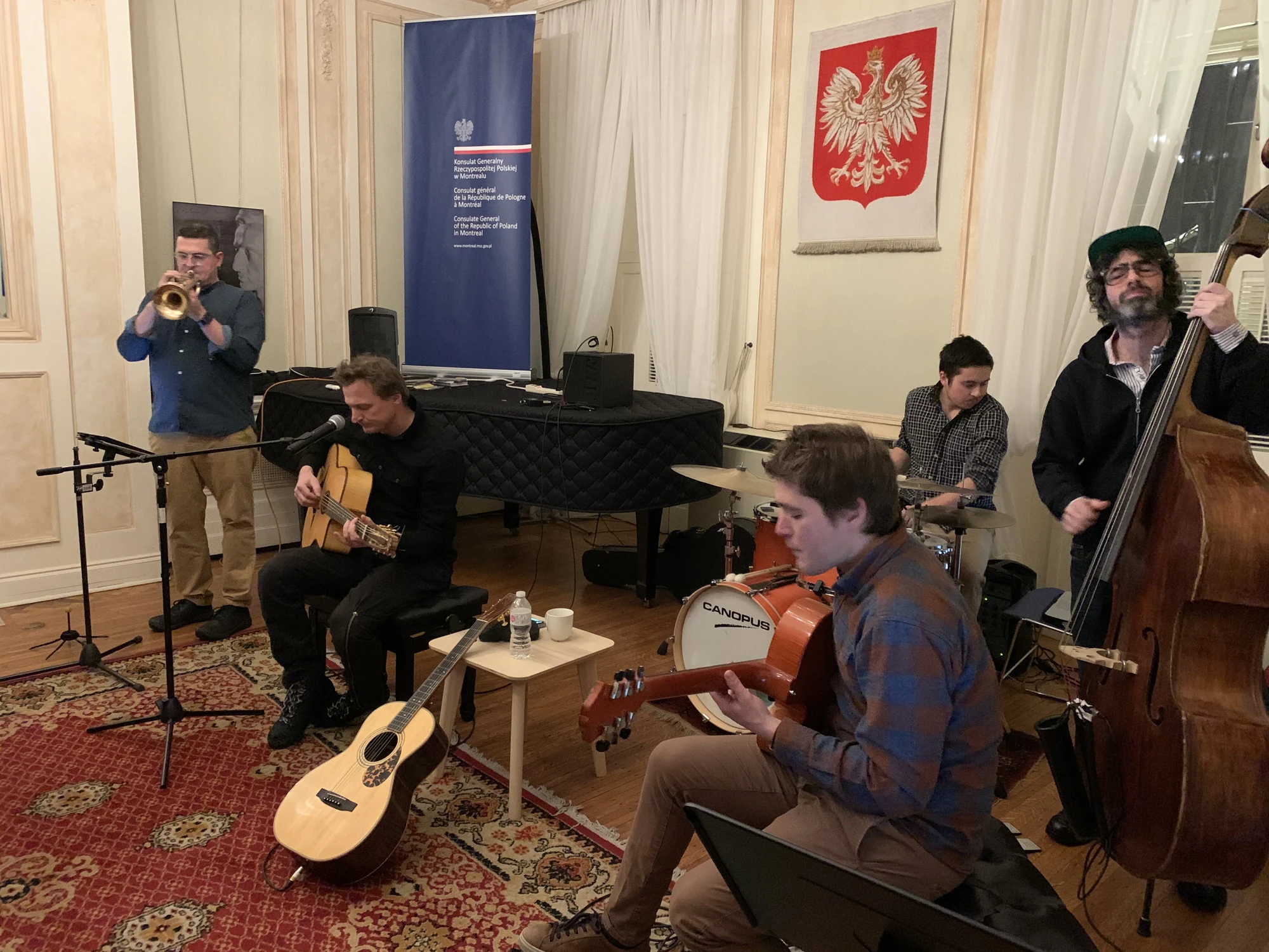 Andrzej_Bachleda-Curuś_III_band.jpg Andrzej Bachleda-Curuś III z zespołem podczas koncertu w Montrealu, 20 stycznia 2020. Muzyczna część rodzinnej historii.