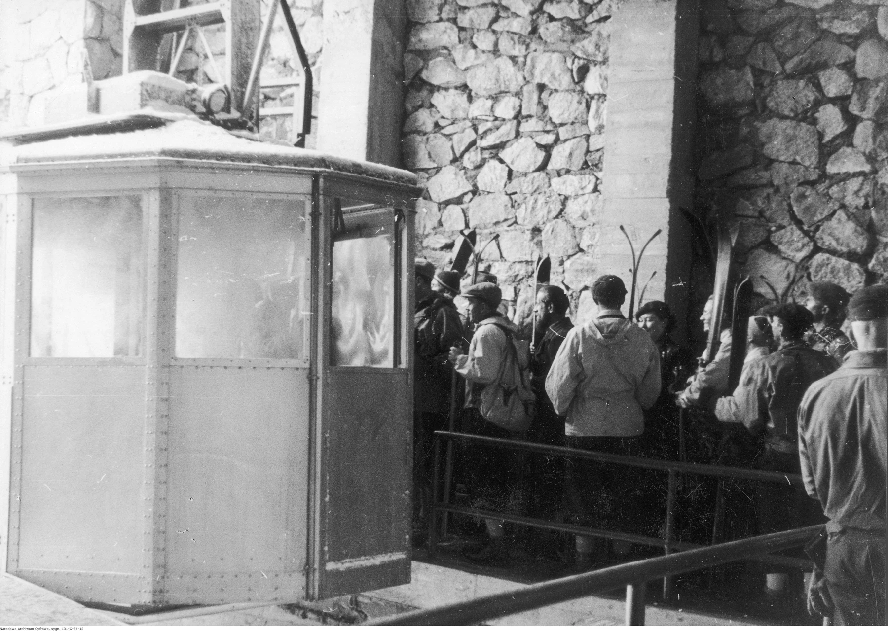 Przedwojenny wagonik kolejki i pasażerowie w Kuźnicach