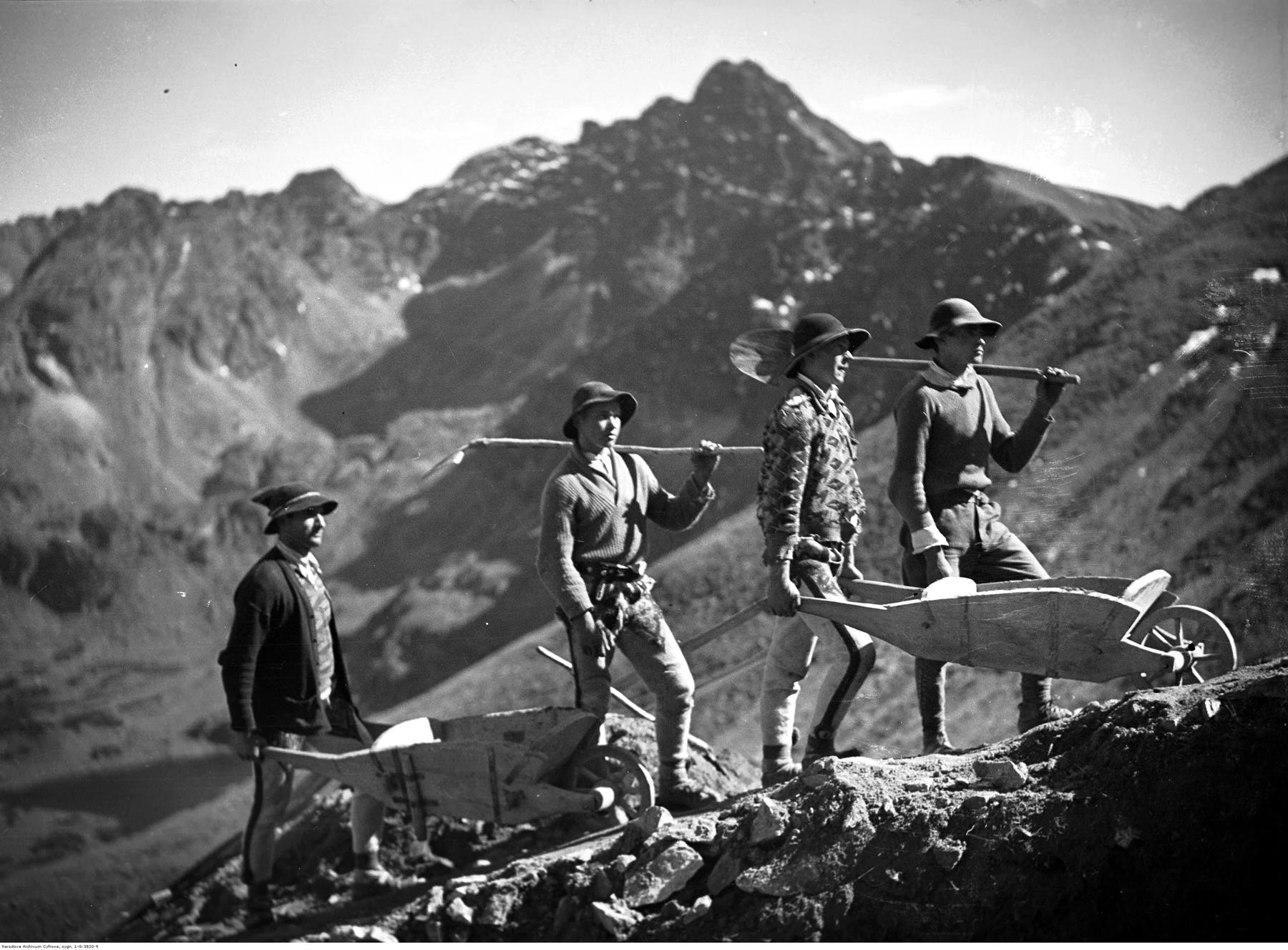 Górale transportują budulec na drewnianych taczkach, 1935.