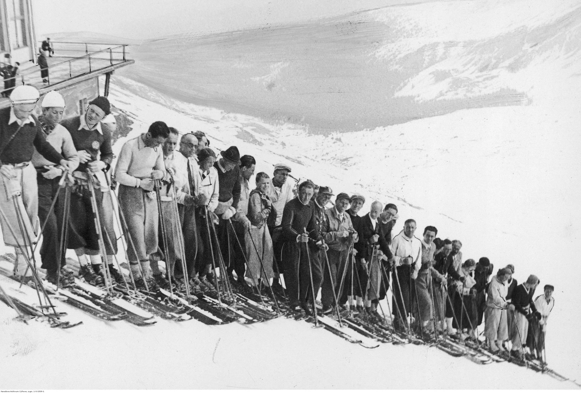 Kurs narciarski na Kasprowym Wierchu, 18 kwietnia 1937. W grupie m.in. Zygmunt Klemensiewicz i Bronisław Czech. To późniejszy kadr ze środowiska współtworzonego przez pionierów.
